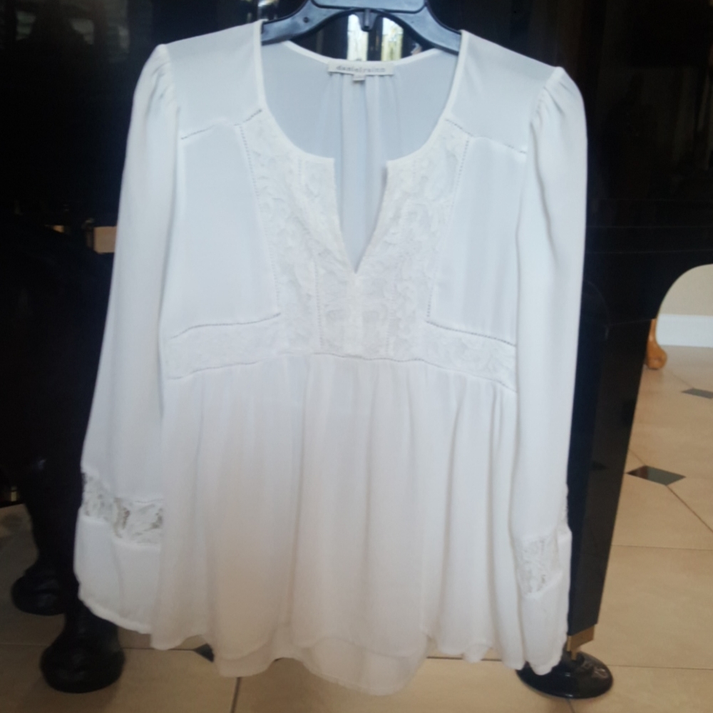 Ladies smock-like top.